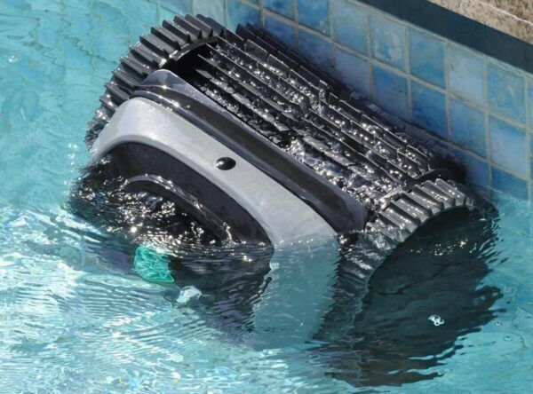 Robot limpiando piscina