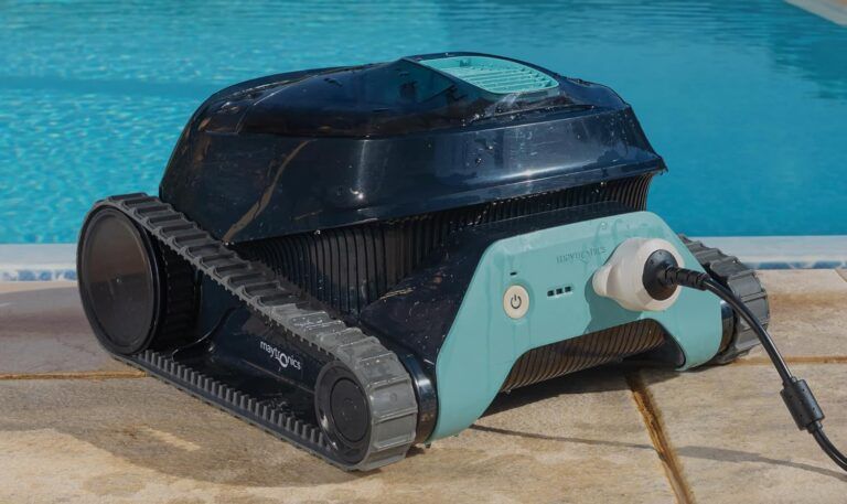 Robot limpiador de piscinas junto al agua