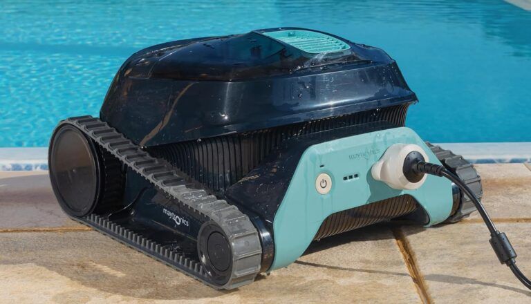 Robot limpiador de piscinas junto al agua