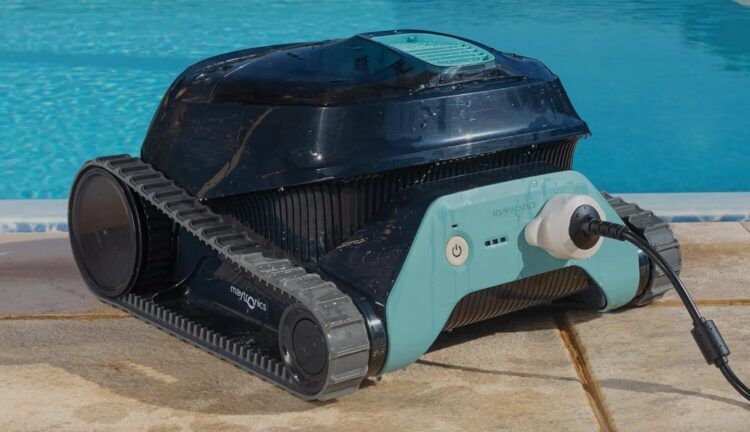 Robot limpiapiscinas junto a la alberca