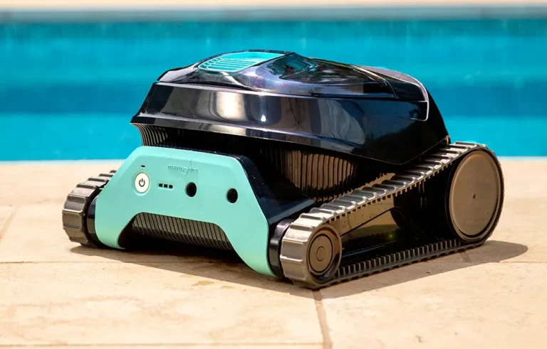 Robot limpia piscinas junto a agua
