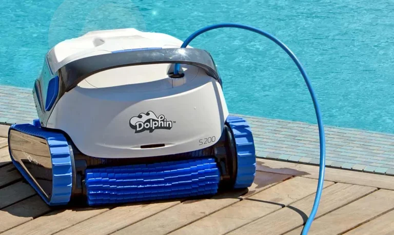 Robot limpiador de piscinas junto al agua